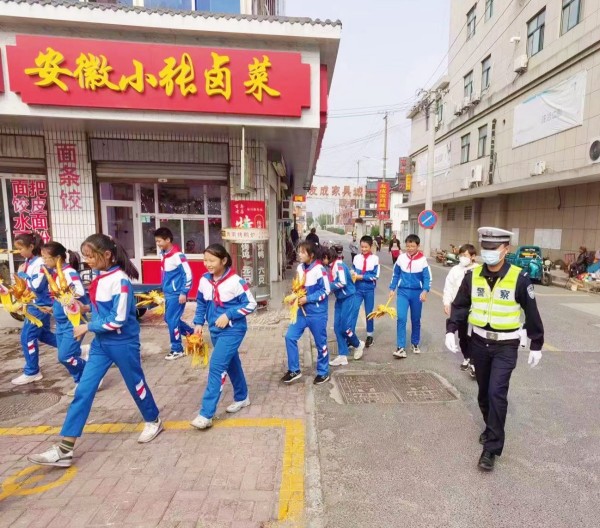 爱心护学岗，安全伴童行