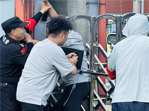 以“演”筑防   临“暴”不乱